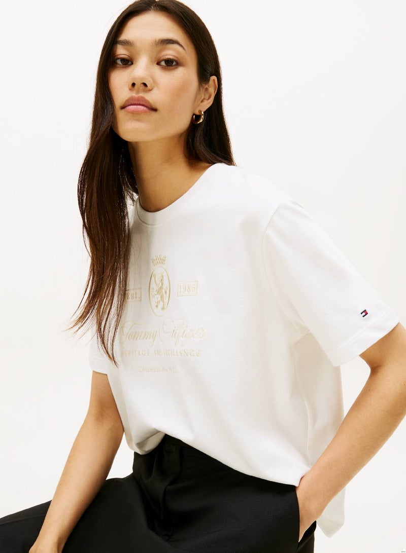 تومي هيلفيغر تيشيرت بقصّة مريحة بشعار تي آيتش مطرز - Image 5